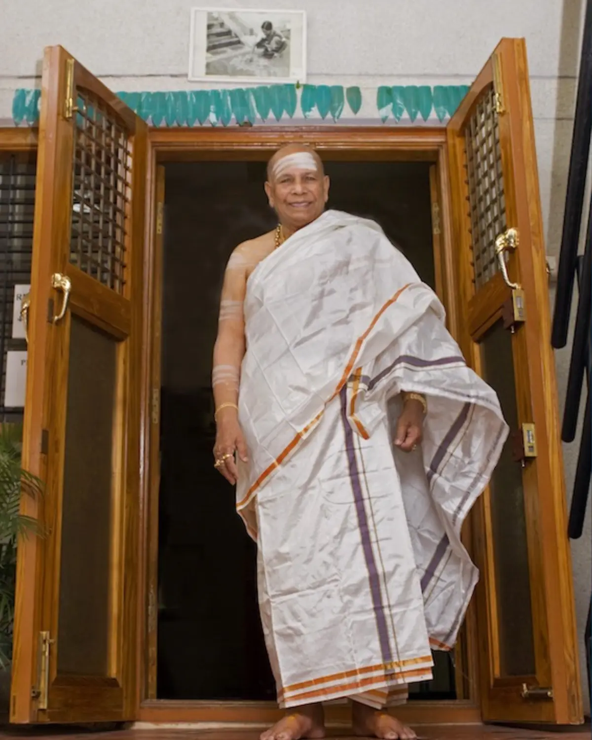 K. Pattabhi Jois in front of his Ashtanga yoga institute in Mysore, 2006